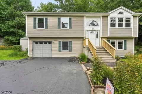 84 Fairlawn Dr, Hewitt, NJ 07421