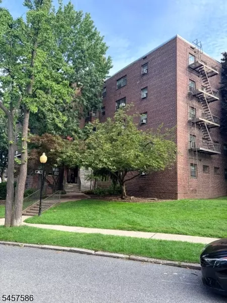 501 Linwood Dr #2F, Fort Lee, NJ 07024