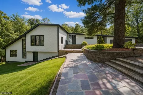 26 Skyline Dr, Watchung, NJ 07069
