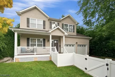 18 Kendall Rd, East Brunswick, NJ 08816