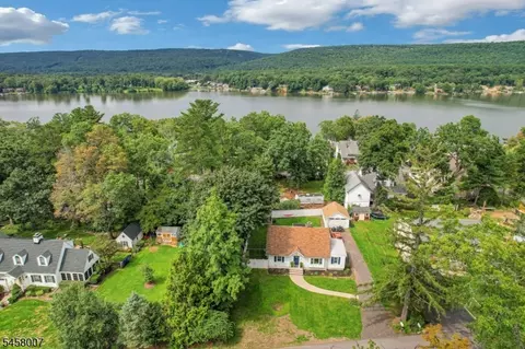 58 Ramapo Rd, Hewitt, NJ 07421