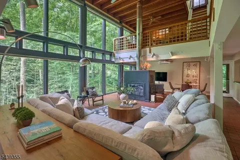 37 Guinea Hollow Rd, Tewksbury Twp, NJ 08858