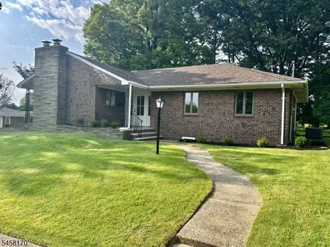 16 Charlotte St, Sayreville, NJ 08872