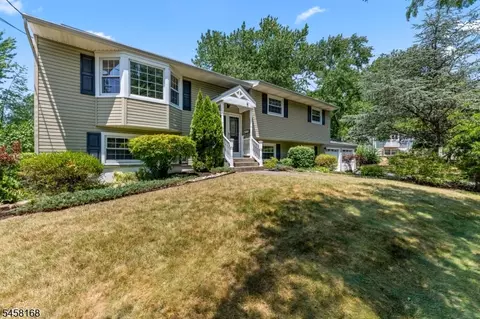 5 Yale Ct, East Brunswick, NJ 08816