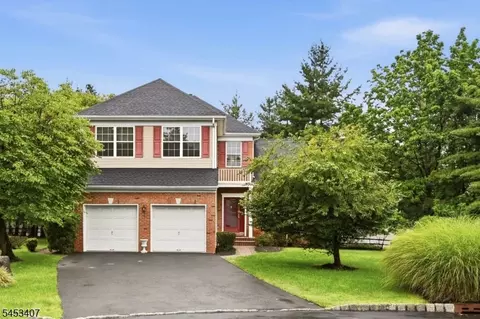 13 Oakwood Ct, Cedar Grove, NJ 07009