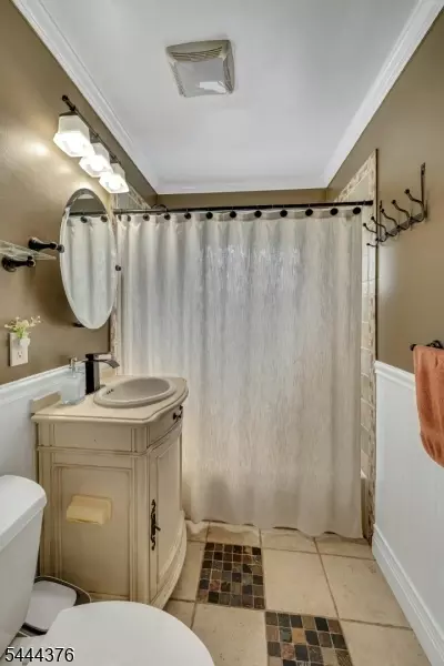 Bath - 812 Sterling St, Plainfield, NJ 07062 photo 1 of 6