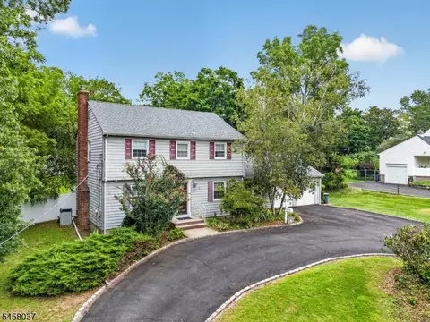 162 W Hobart Gap Rd, Livingston, NJ 07039
