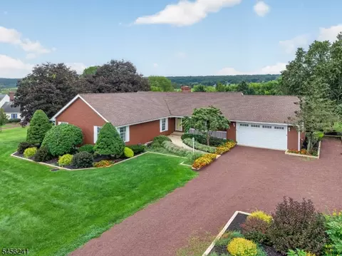 8 Meadowlark Way, Ringoes, NJ 08551