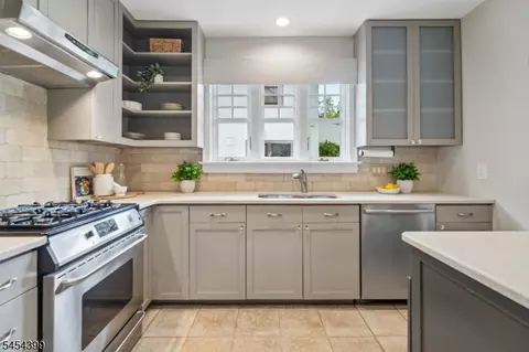 Kitchen - 24 Beekman Ter, Summit, NJ 07901 photo 5 of 7
