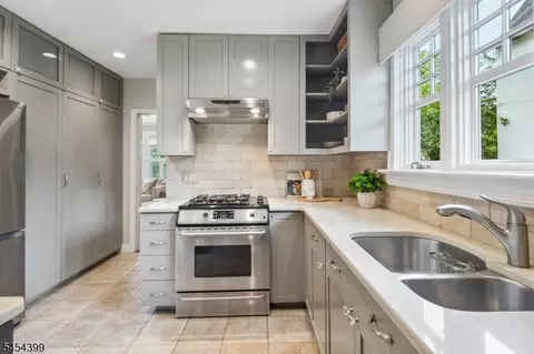 Kitchen - 24 Beekman Ter, Summit, NJ 07901 photo 6 of 7