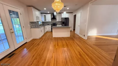 Entry Way - 88 Meadowbrook Rd, North Plainfield, NJ 07062 photo 1 of 4