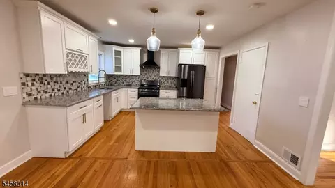 Entry Way - 88 Meadowbrook Rd, North Plainfield, NJ 07062 photo 2 of 4