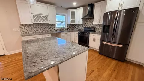 Entry Way - 88 Meadowbrook Rd, North Plainfield, NJ 07062 photo 3 of 4