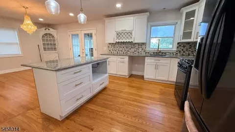 Entry Way - 88 Meadowbrook Rd, North Plainfield, NJ 07062 photo 4 of 4