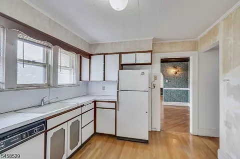Kitchen - 462 Union Ave, Middlesex, NJ 08846 photo 2 of 2