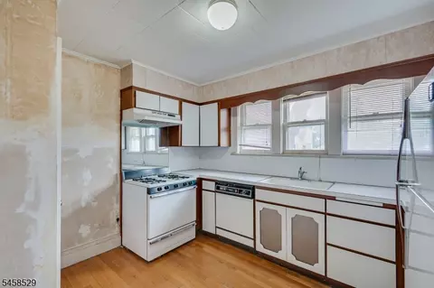 Kitchen - 462 Union Ave, Middlesex, NJ 08846 photo 1 of 2
