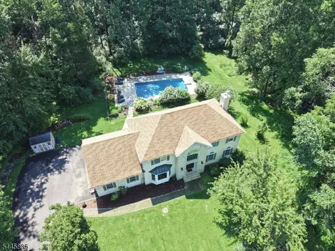 19 Woodfield Rd, Green Twp, NJ 07821