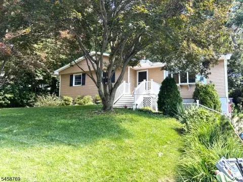 30 Woodlawn Ter, Lake Hopatcong, NJ 07849