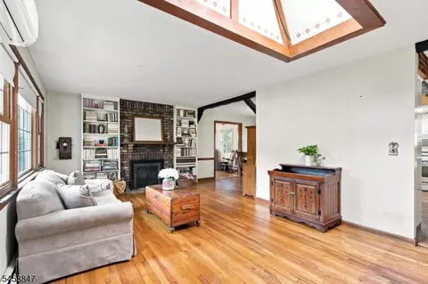 2 Mohican Trl, Oak Ridge, NJ 07438