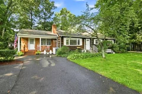 2 Mohican Trl, Oak Ridge, NJ 07438