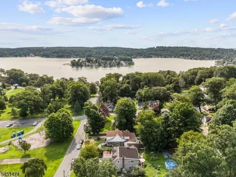 20 Shawnee Rd, Hopatcong, NJ 07843