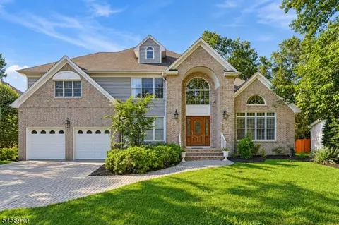 3 Alexandria Dr, East Hanover, NJ 07936