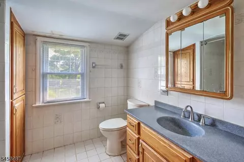 Bath - 25 Fairview Dr E, Basking Ridge, NJ 07920 photo 2 of 3