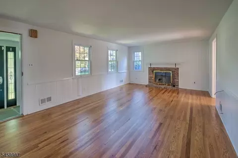 Living - 25 Fairview Dr E, Basking Ridge, NJ 07920 photo 2 of 3