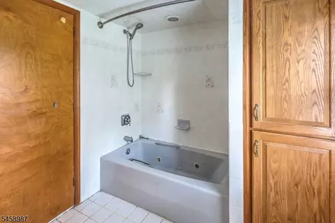 Bath - 25 Fairview Dr E, Basking Ridge, NJ 07920 photo 3 of 3