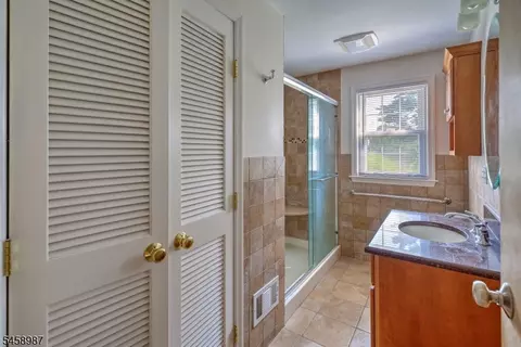 Bath - 25 Fairview Dr E, Basking Ridge, NJ 07920 photo 1 of 3