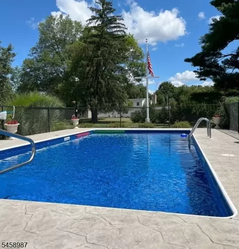 Exterior - 25 Fairview Dr E, Basking Ridge, NJ 07920 photo 4 of 12