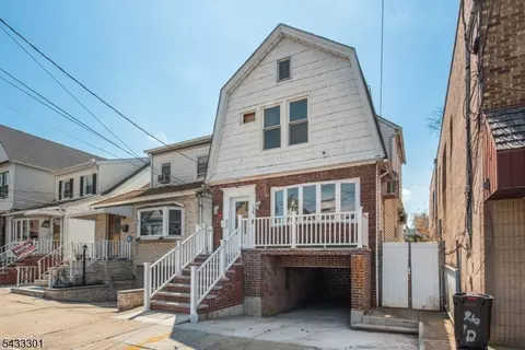136 W 56th St, Bayonne, NJ 07002