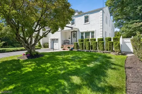 25 Swan Rd, Livingston, NJ 07039