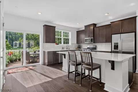 2 Coogan Ct, Morris Plains, NJ 07950