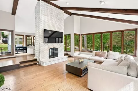 7 Sleepy Hollow Rd, Upper Saddle River, NJ 07458