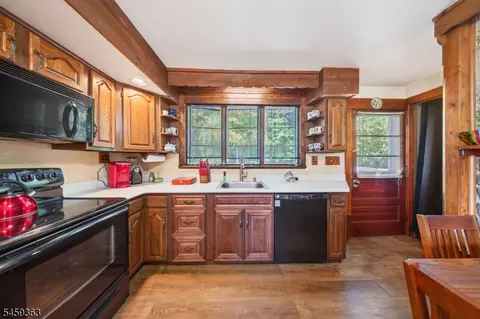 Kitchen - 5 Lydecker Pl, Middlesex, NJ 08846 photo 1 of 2
