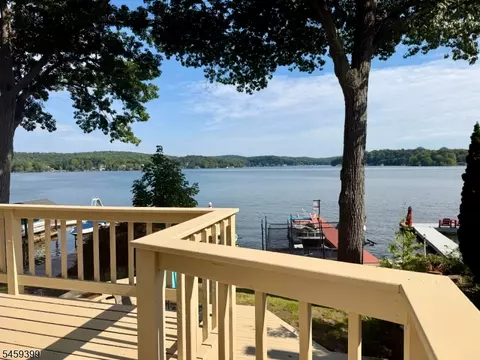 121 Maxim Dr, Hopatcong, NJ 07843