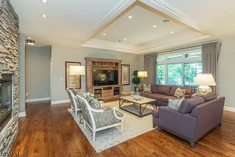 Living - 7 Dehart Ct, Wayne, NJ 07470 photo 2 of 4