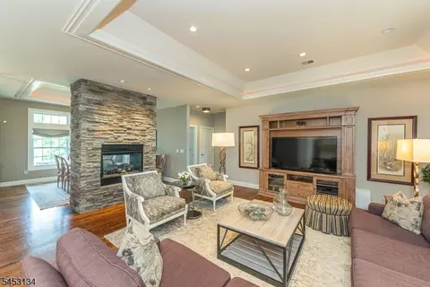 Living - 7 Dehart Ct, Wayne, NJ 07470 photo 3 of 4