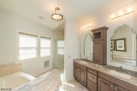 Bath - 7 Dehart Ct, Wayne, NJ 07470 photo 2 of 4