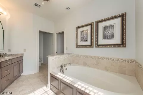 Bath - 7 Dehart Ct, Wayne, NJ 07470 photo 3 of 4