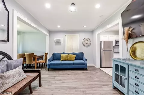 485 W 3rd Ave, Roselle, NJ 07203