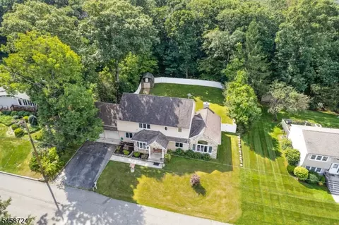 127 Mountain Cir S, West Milford, NJ 07480