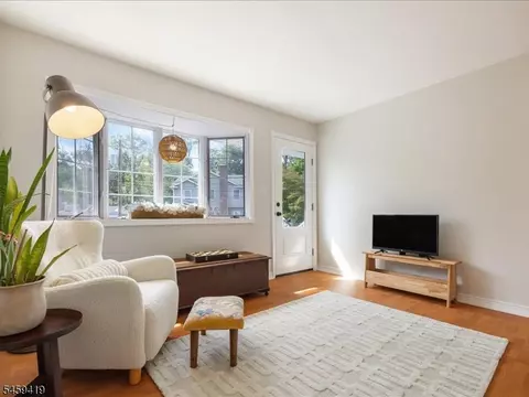 Living - 30 Laurel Dr, Wayne, NJ 07470 photo 2 of 3