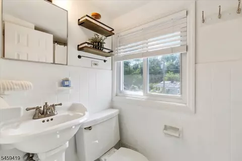 Bath - 30 Laurel Dr, Wayne, NJ 07470 photo 3 of 4