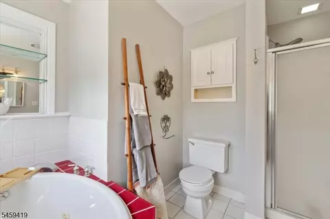 Bath - 30 Laurel Dr, Wayne, NJ 07470 photo 2 of 4