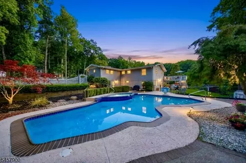 25 Sachem Rd, Lake Hopatcong, NJ 07849