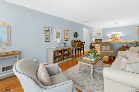 Living - 774 Featherbed Ln, Clark, NJ 07066 photo 2 of 3