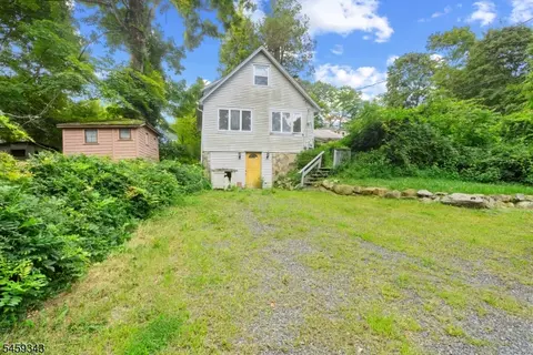 20 Pershing Ave, Lake Hopatcong, NJ 07849