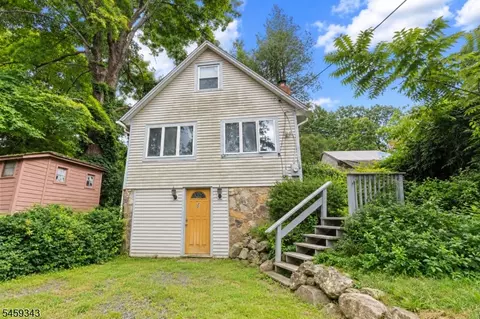 20 Pershing Ave, Lake Hopatcong, NJ 07849